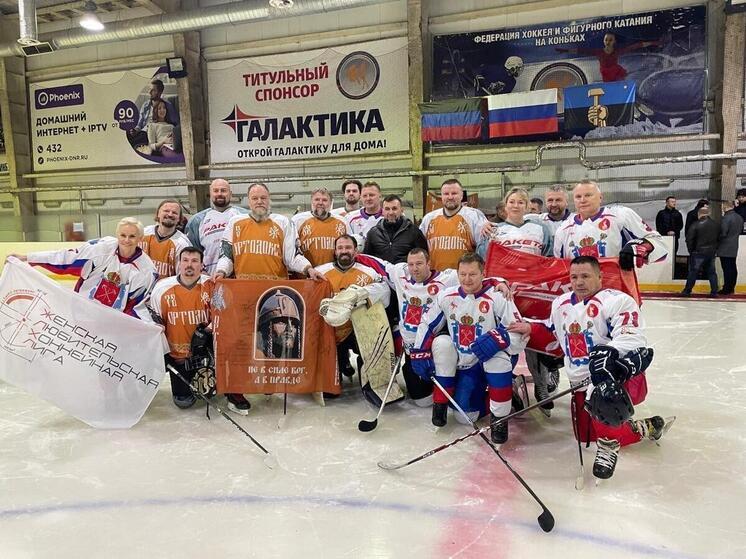 Хоккейный матч в ДНР между чиновниками Петербурга и местной командой завершился ничьей