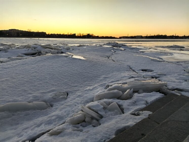 Петербурженка открыла сезон хождения по тонкому льду и чуть не утонула