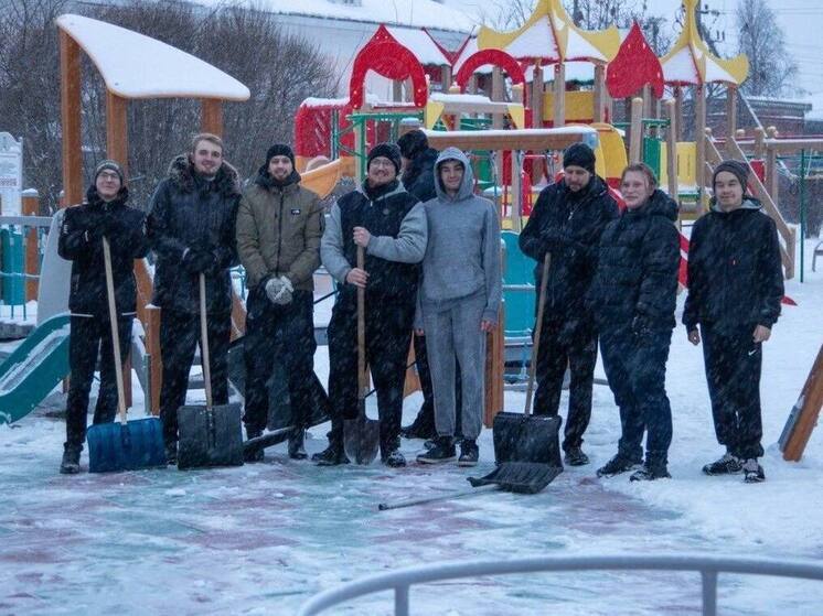 Молодежь Вологды выходит на чистку снега