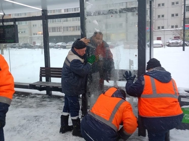 Подростки разбили стекло на остановке в Череповце