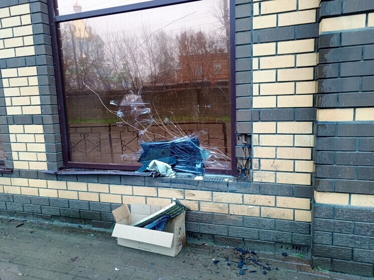 В Кадоме водитель протаранил торговый центр