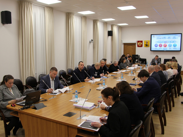 В Архангельске депутаты городской Думы провели общее заседание профильных комиссий в рамках подготовки 21-й сессии 28-го созыва под руководством председателя комиссии по вопросам бюджета, финансов и налогов Сергея Чанчикова