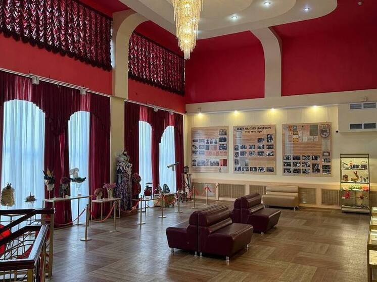 В Астраханском ТЮЗе открылись две новые выставки к премьере и юбилею актрисы