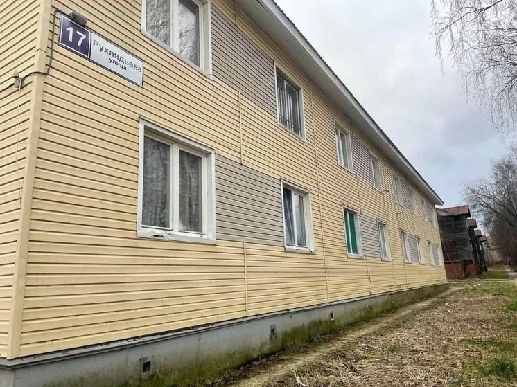 Всего через 12 лет после постройки дом в Кирове признали аварийным