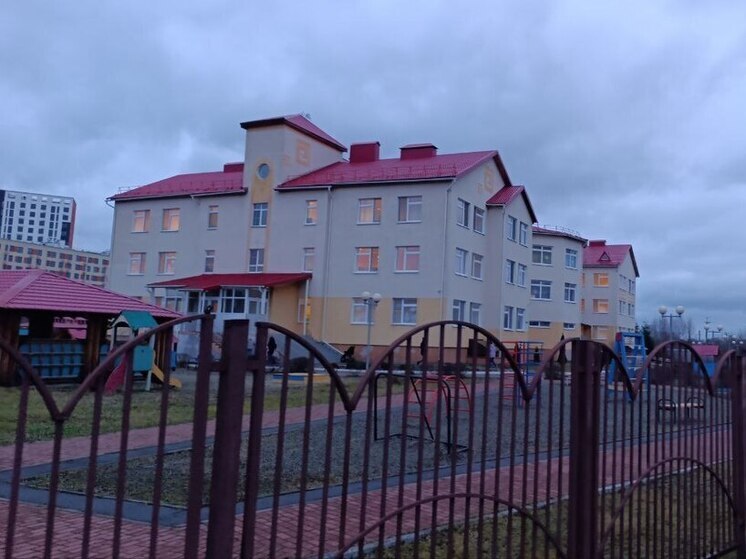 Грязь, мусор и разбитая дорога: местные жители возмущены состоянием территории у детсадов в Железнодорожном районе Пензы