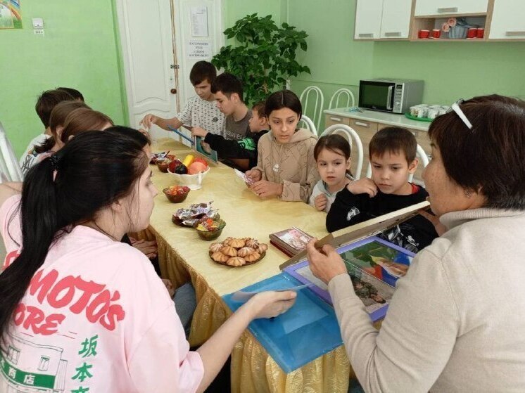 Мама астраханского бойца СВО рассказала детям из соццентра о подвиге своего сына