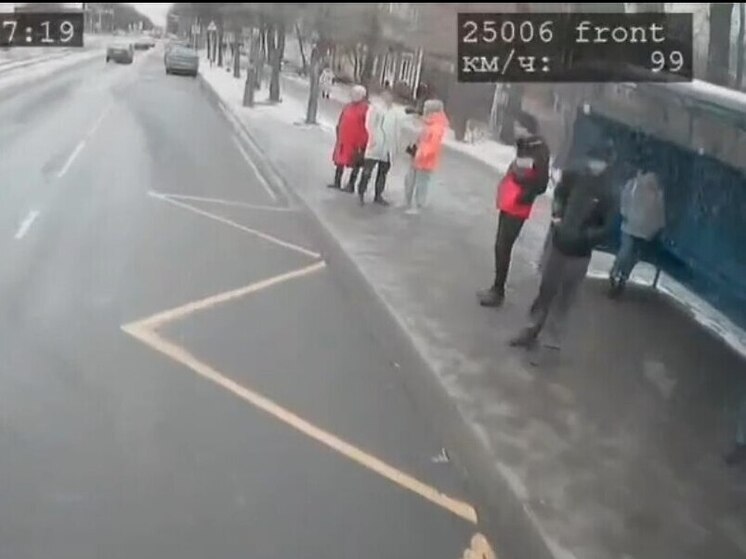 В Ярославле установлена личность подростка, разбившего стекло электробусу