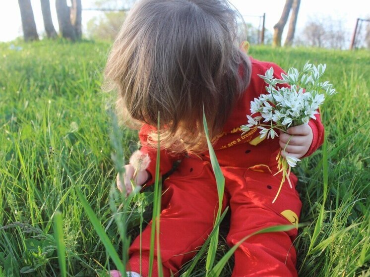 Обычно ребенок игнорирует нас не потому, что вредничает, а потому, что мы сами невольно учим его нас не слушать