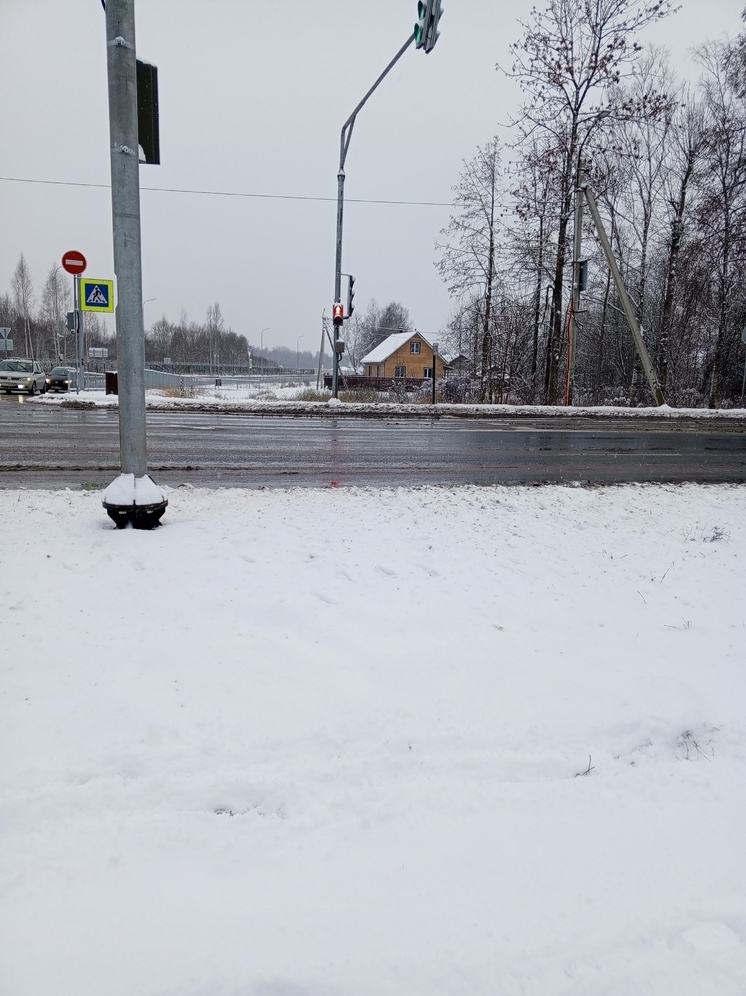 На выезде из псковского аэропорта появился пешеходный светофор