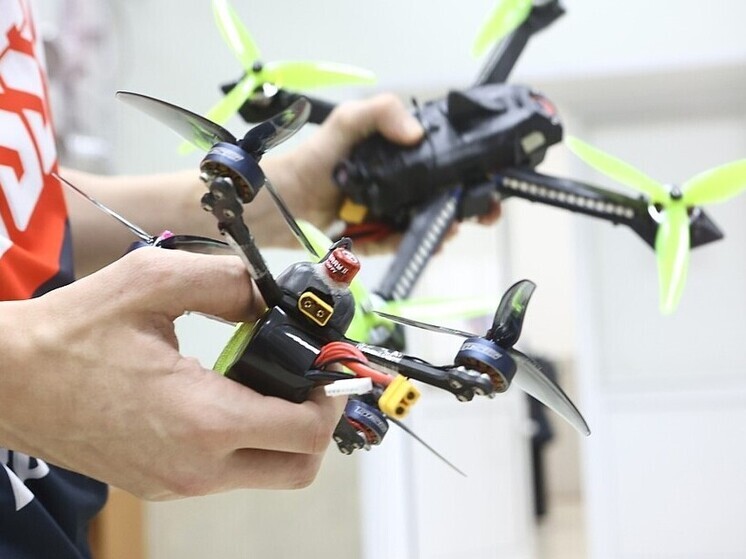 Мэр Кудрявцев поздравил новосибирских чемпионов России по дрон-гонкам