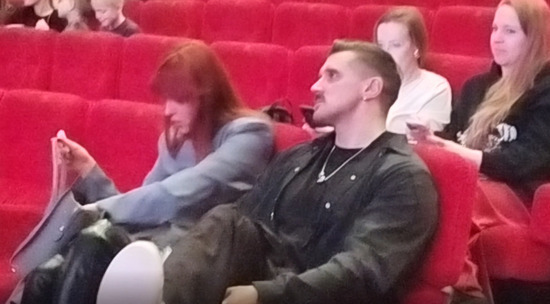 Супружеский протест: Никита Дювбанов против скромности жены на премьере