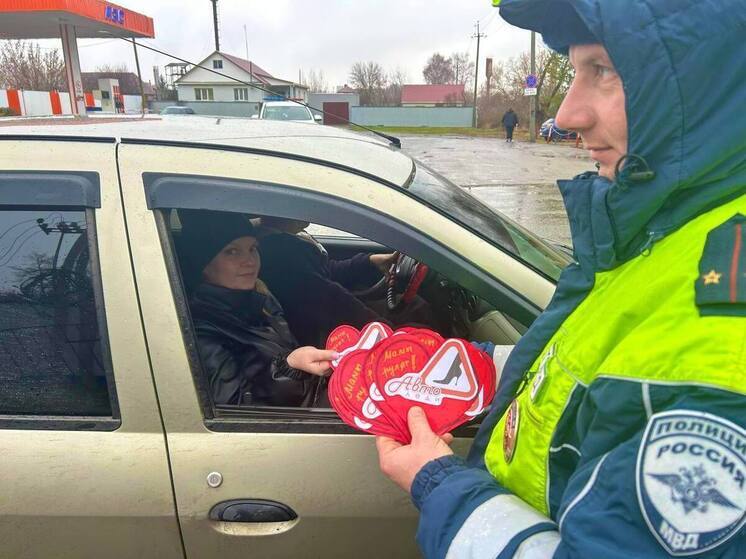 В Нижнеломовском районе поздравили мам с праздником и напомнили о ПДД