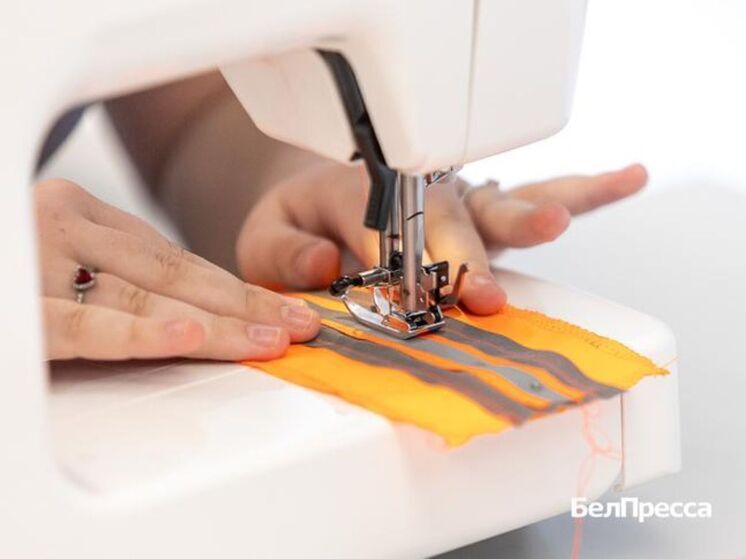 Белгородские школьницы шьют световозвращающие повязки