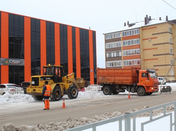 В Котласе продолжают бороться с последствиями сильных снегопадов