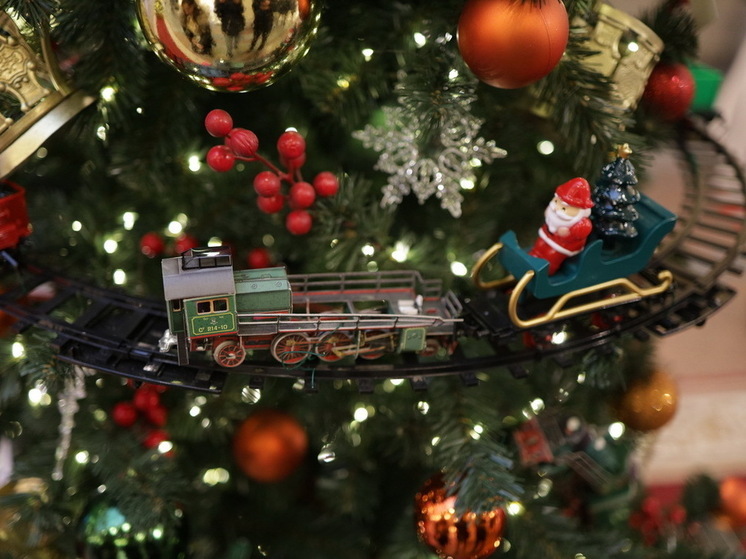 Мужчина в Москве попросил соседей убрать из подъезда елку из-за религии