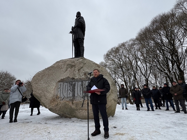 «Историческая справедливость»: 6-метровый памятник князю Довмонту торжественно открыли в Пскове