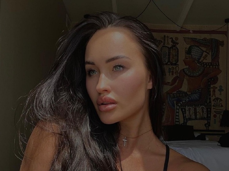 Олимпийская чемпионка по художественной гимнастике Анастасия Татарева показала свой образ на конец осени. Спортсменка выбирает наряды, максимально подчеркивающие ее безупречную фигуру.