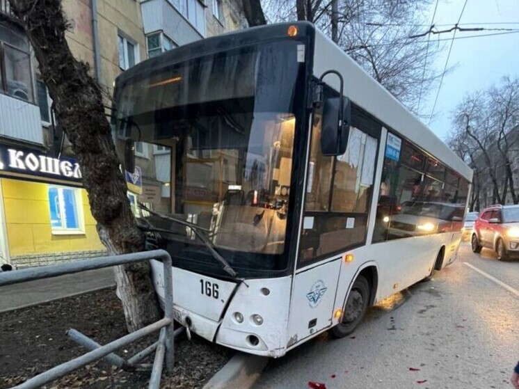 Автобус МАЗ с 30 пассажирами влетел в Mercedes в Октябрьском районе Самары