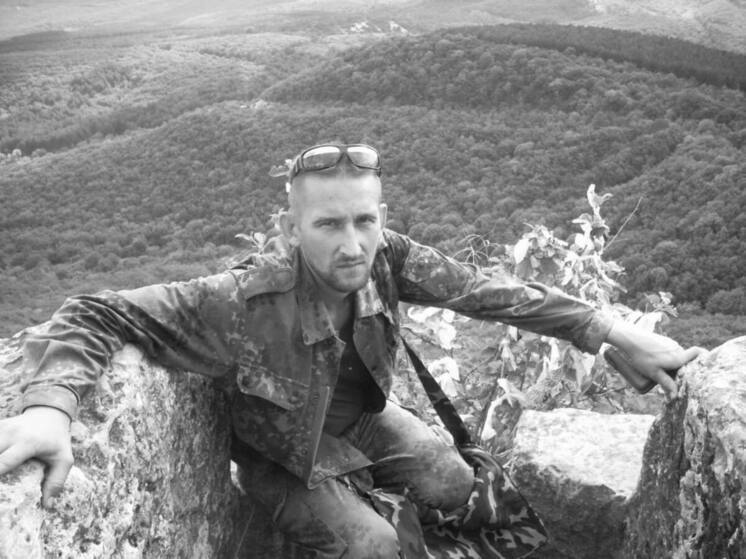 В Нижнегорском районе простились с погибшим на СВО Артёмом Старожиловым