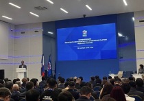 На конференции регионального отделения партии «Единая Россия» в Якутске выступила Жанна Макарова, известная как «депутат волонтеров» из Сунтарского района