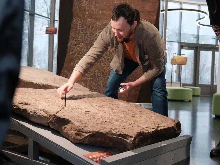 В Ленобласти провели реставрацию 5000-летней плиты из Хакасии