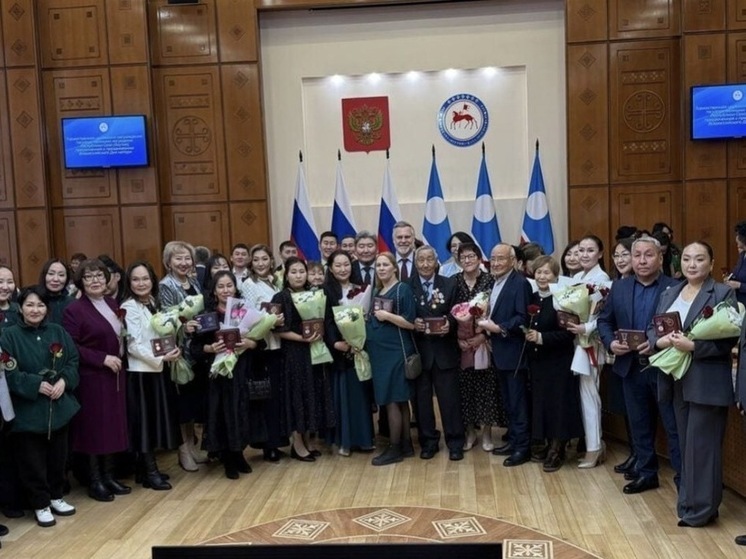 В Якутии многодетным матерям и отцам вручили государственные награды