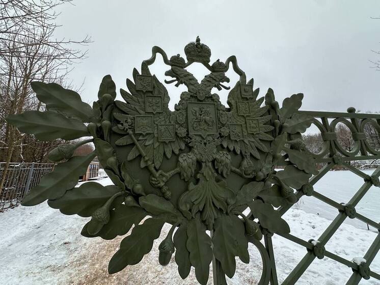 В Приоратском парке Гатчины появились исторические ворота