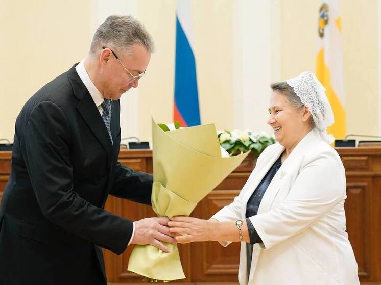 Ко Дню матери губернатор Ставрополья вручил медали многодетным жительницам края