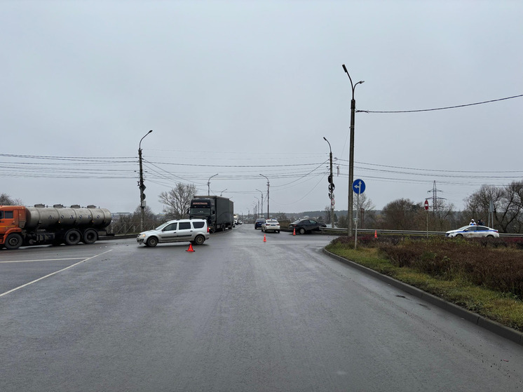 В Орле на перекрестке столкнулись две «Лады»