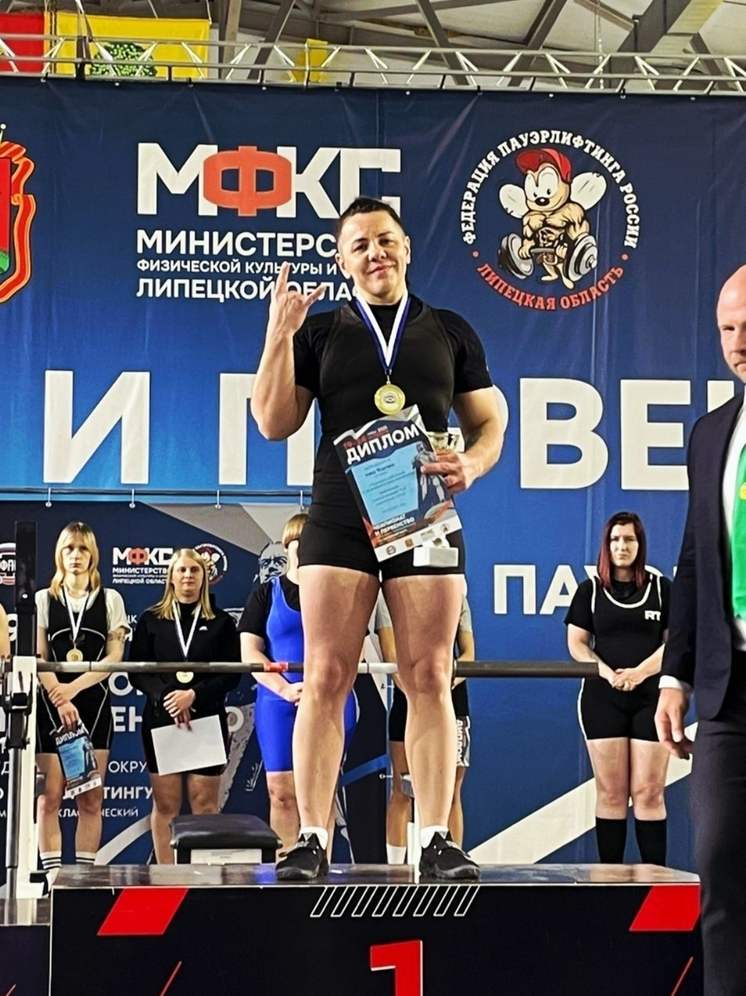 Орловчанка завоевала золото и серебро на чемпионате ЦФО по пауэрлифтингу