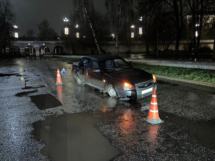 В Орле на улице Ленина молодой водитель авто врезался в столб