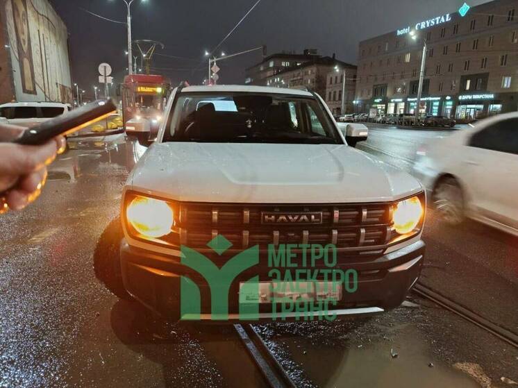 В Казани стали трамваи трех маршрутов из-за сломавшейся иномарки