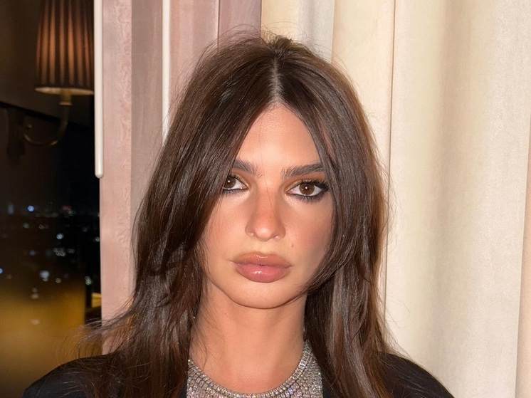 34-летняя американская актриса и модель Эмили Ратаковски (Эмрата) снялась для рекламы нижнего белья. Яркая брюнетка показала свой самый выгодный ракурс.