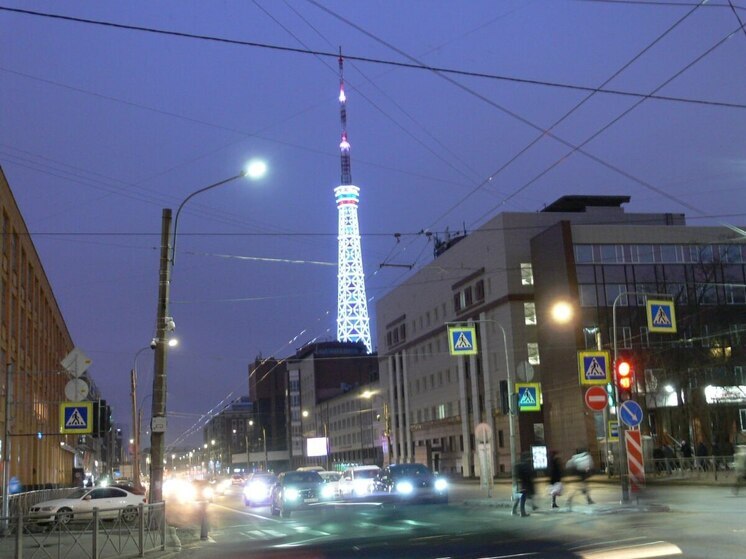 Главные улицы Петербурга вечером в пятницу стянули многокилометровые пробки
