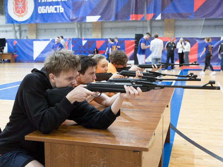 Дмитрий Миляев наградил победителей студенческой спартакиады «Вместе сильнее - 2025!»