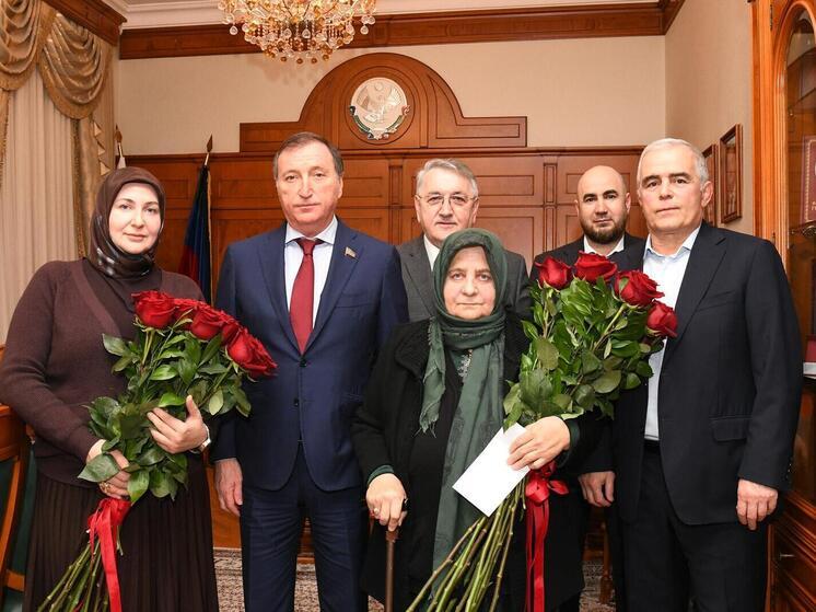 Спикер парламента Дагестана встретился с матерью троих участников СВО