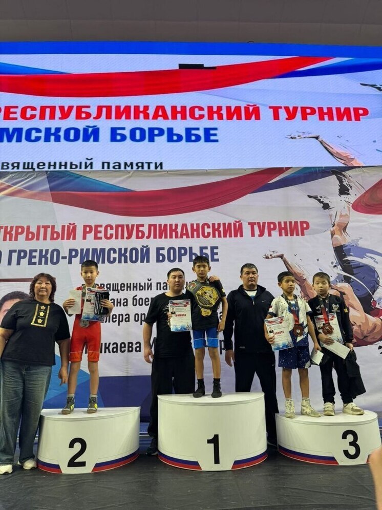 Юные борцы Калмыкии померялись силами