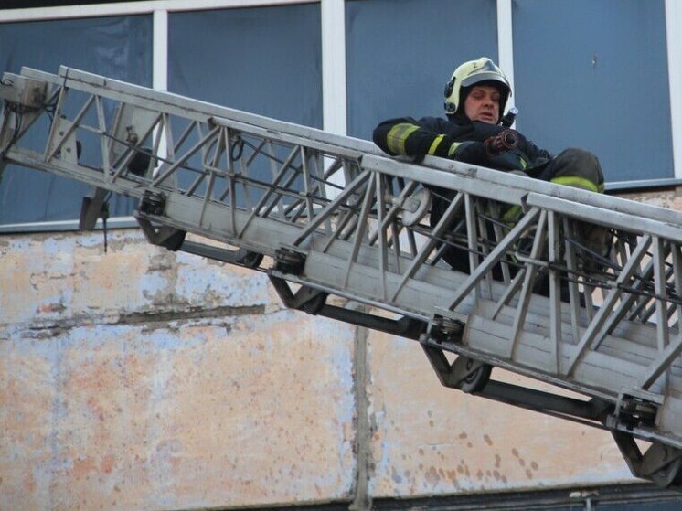 Пожарные спасли калининградского подростка с крыши