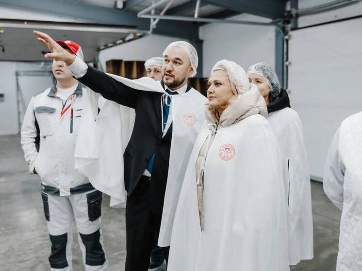 Алла Салаева посетила ВМК и поздравила сотрудниц с Днём матери