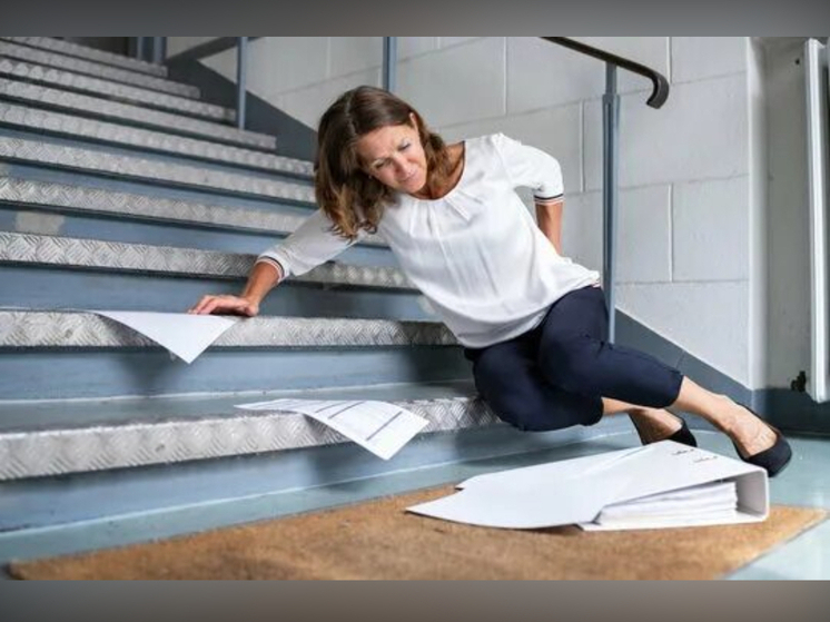 Считается ли падение по пути на работу производственной травмой, объяснили карельские специалисты