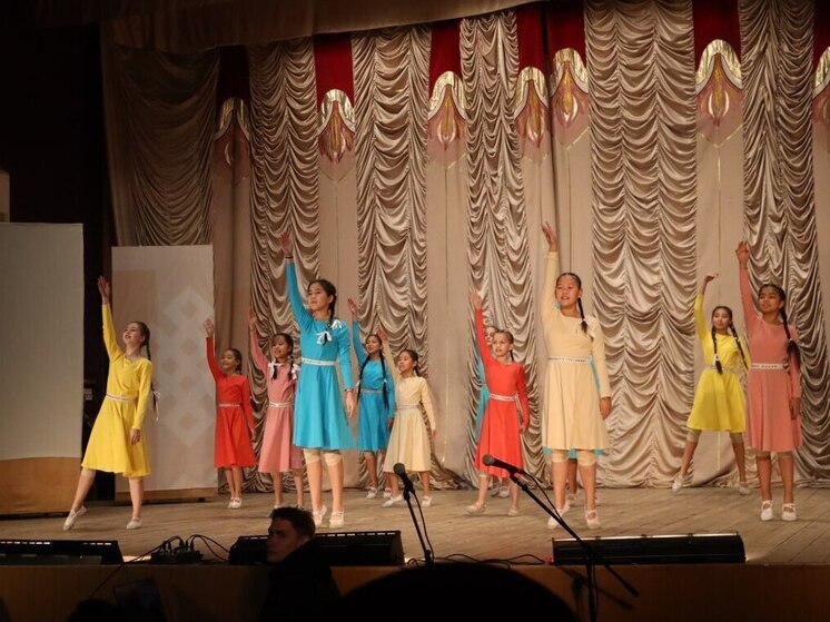 В Калмыкии проходят праздничные мероприятия, посвящённые Дню матери