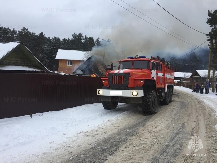 В Реже горел двухквартирный дом