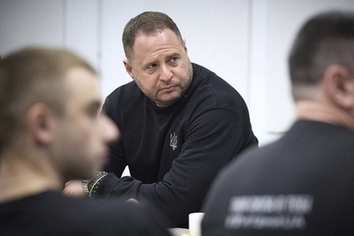 Зеленскому напомнили, что он обещал уйти вместе с Ермаком