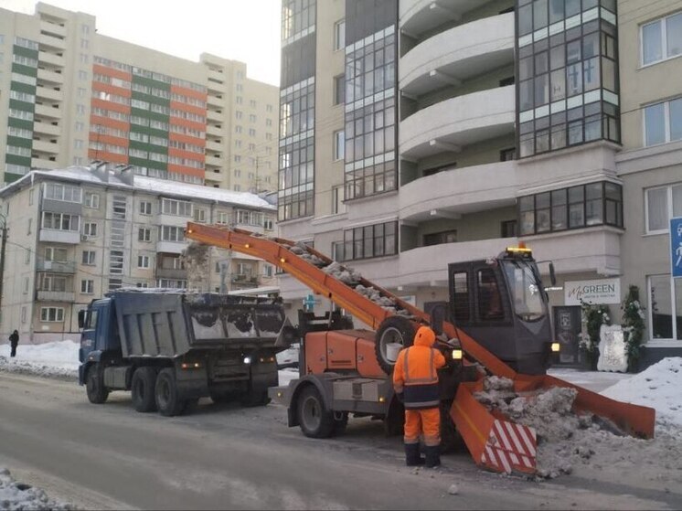 Жители Первомайки в Новосибирске возмущены обилием снега на некоторых улицах