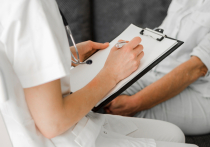 Ученые из Кембриджа и Глазго обнаружили тревожную особенность вирусов птичьего гриппа: они способны размножаться при температурах, которые обычно убивают человеческие штаммы