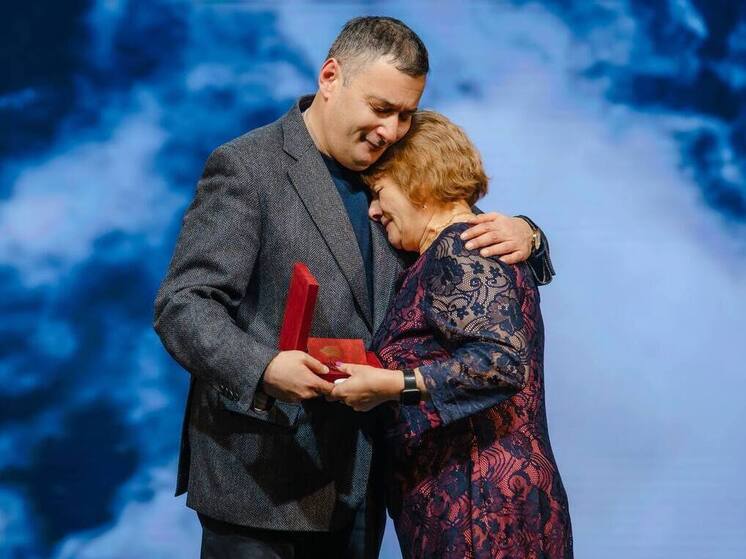 Хинштейн вручил курянкам медали «Мать Героя»