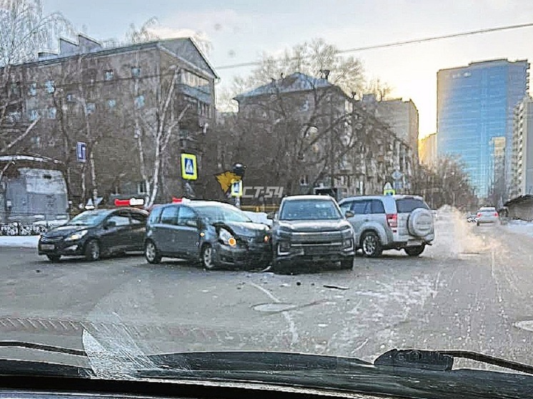 Две иномарки столкнулись на Комсомольском проспекте в Новосибирске