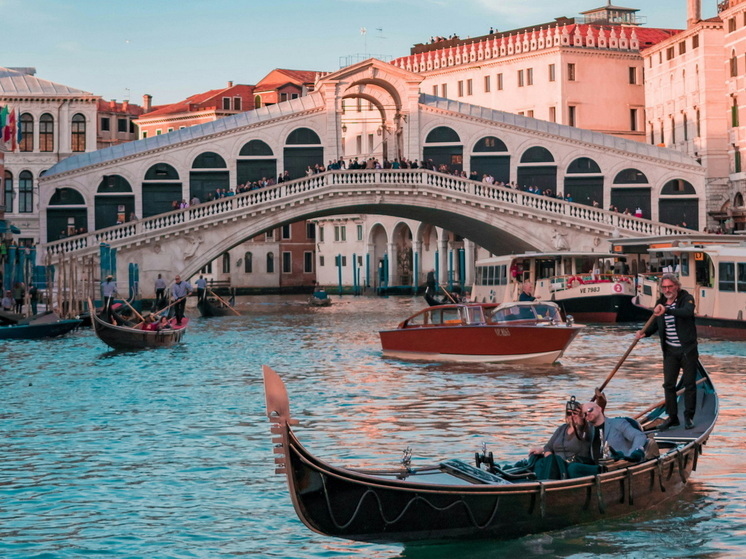 Поездки подорожают: какие страны и города вводят новые сборы для туристов