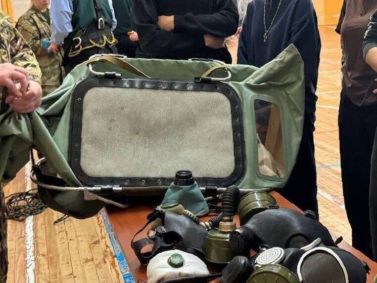 В Валдае гимназисты «ликвидировали» радиационную аварию под руководством спасателей