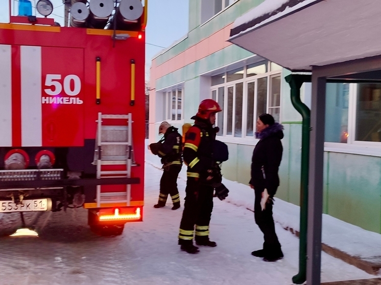 Пожарные Печенги отработали тушение пожара в социальном центре